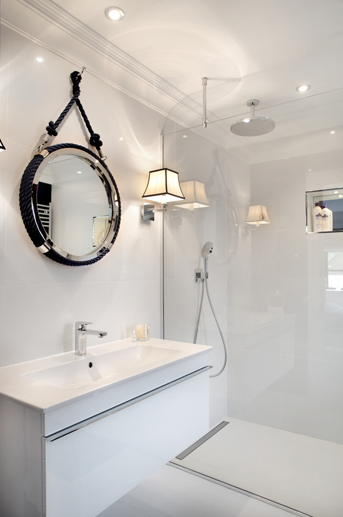 sophisticated luxurious black and white bathroom